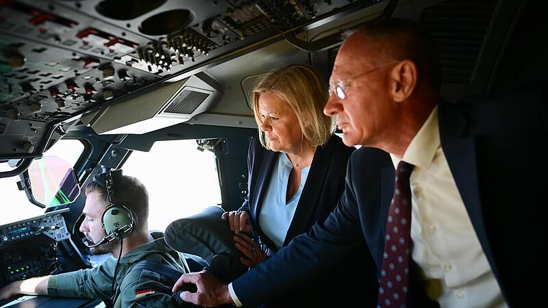 Nancy Faeser (SPD), gesch&auml;ftsf&uuml;hrende Bundesministerin f&uuml;r Inneres und Heimat, und  Gerhard Karner (&Ouml;VP), Bundesminister f&uuml;r Inneres der Republik &Ouml;sterreich, im Cockpit eines Airbus A400M