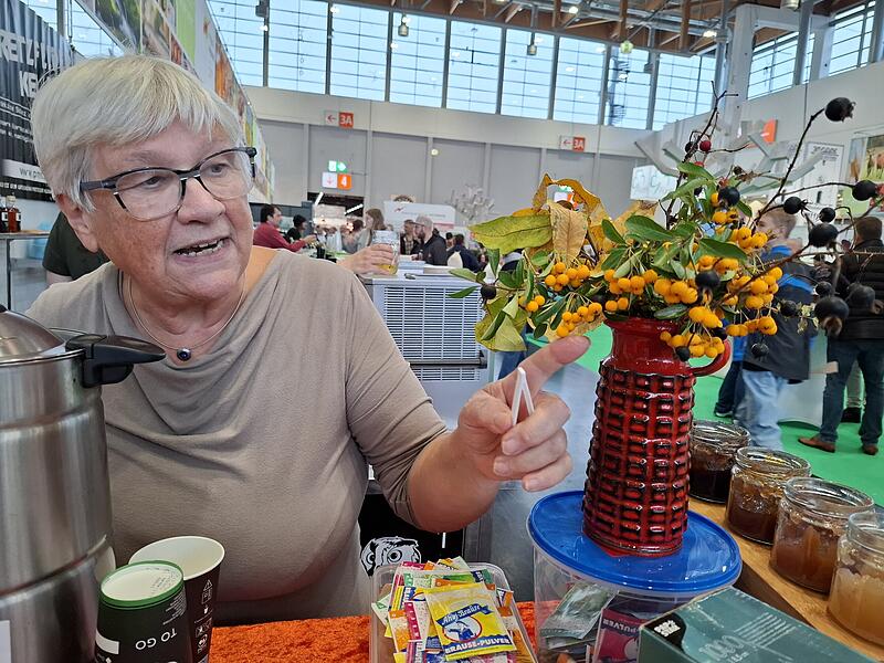 Consumenta Nürnberg 2025Consumenta Nürnberg 2025 Irmi Krammer erläutert regionale Früchte und Beeren.