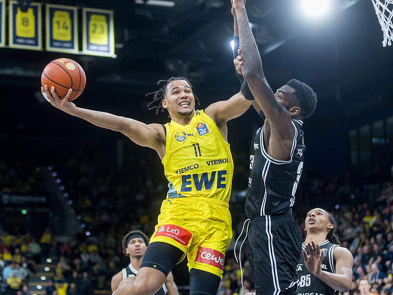 Nicholas Tischler (mit Ball) verschafft sich beim Korbabschluss Platz gegen den besten Shotblocker der Liga, EJ Onu.
