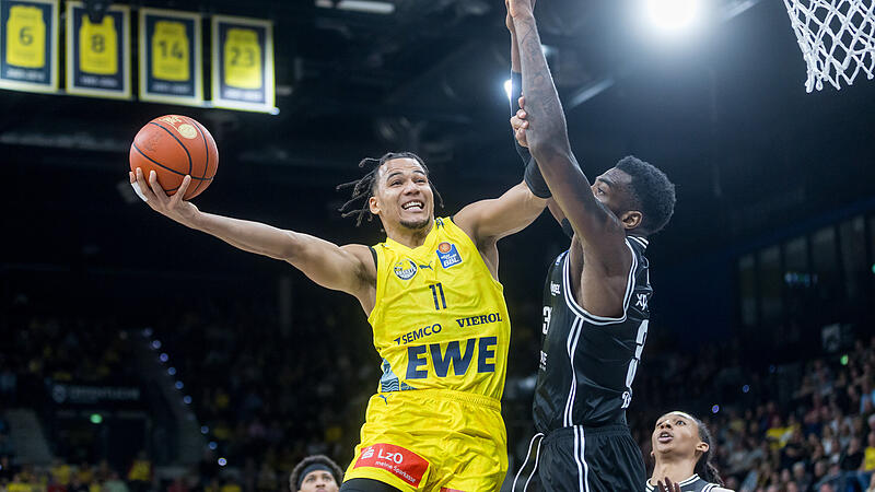 Nicholas Tischler (mit Ball) verschafft sich beim Korbabschluss Platz gegen den besten Shotblocker der Liga, EJ Onu.