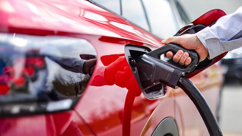 Die CSU möchte neue Anreize zum Kauf von E-Autos schaffen.