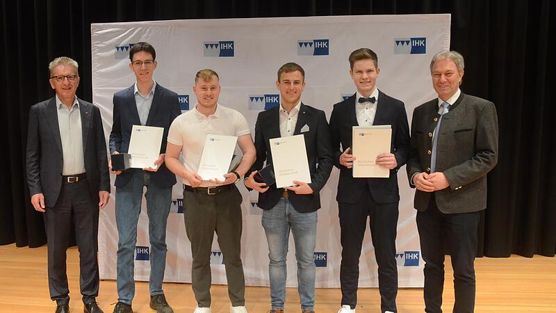 Die Prüfungsbesten der IHK für Oberfranken aus dem Gremiumsbereich Kronach, von links Gremiumsvorsitzender Hans Rebhan, Vizepräsident der IHK Oberfranken, Clemens Lindner, Luca Thomas Löffler, Nico Müller, Nicolai Wunder und Landrat Klaus Löffler. Die Prüfungsbesten der IHK für Oberfranken aus dem Gremiumsbereich Kronach, von links Gremiumsvorsitzender Hans Rebhan, Vizepräsident der IHK Oberfranken, Clemens Lindner, Luca Thomas Löffler, Nico Müller, Nicolai Wunder und Landrat Klaus Löffler.
