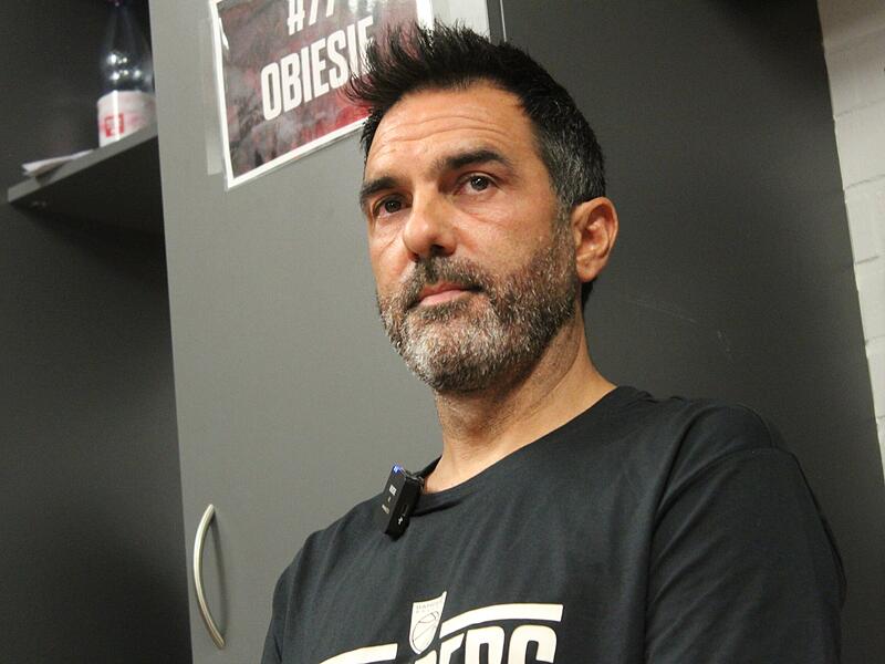 Viel gefragt und konzentriert: Jesús Ramírez.Jesús Ramírez: Locker Room Talk mit dem Coach der Bamberg Baskets Viel gefragt und konzentriert: Jesús Ramírez.