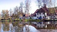 Der Waldfriedensee wurde vor 550 Jahren als Stausee angelegt. Ein Jubil&auml;um, das die Wildenheider heuer gro&szlig; feiern wollen, denen "ihr" See bis heute sehr am Herzen liegt. Foto: Manfred Gildemeister