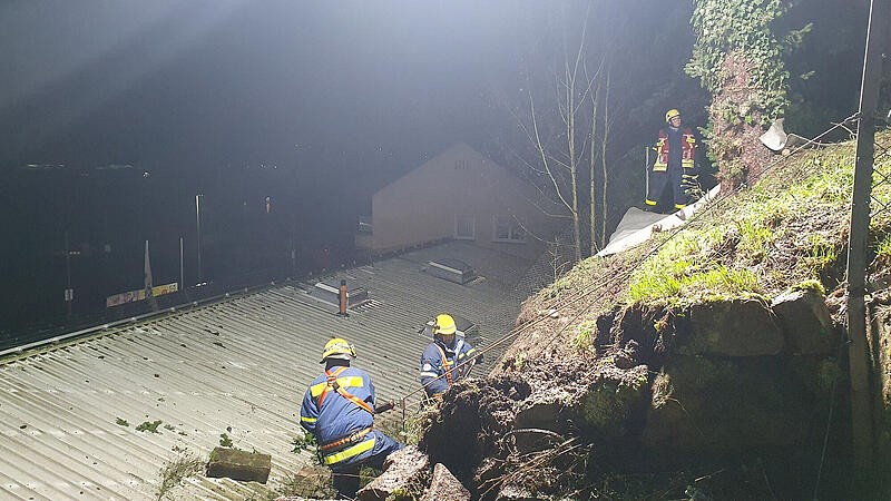 Ein Hangrutsch an der Kissinger Stra&szlig;e in Bad Br&uuml;ckenau besch&auml;ftigte die Rettungskr&auml;fte.