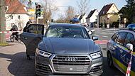 Schwerer Verkehrsunfall in Kreuzungsbereich: Audi kollidiert mit Fahrradfahrer
