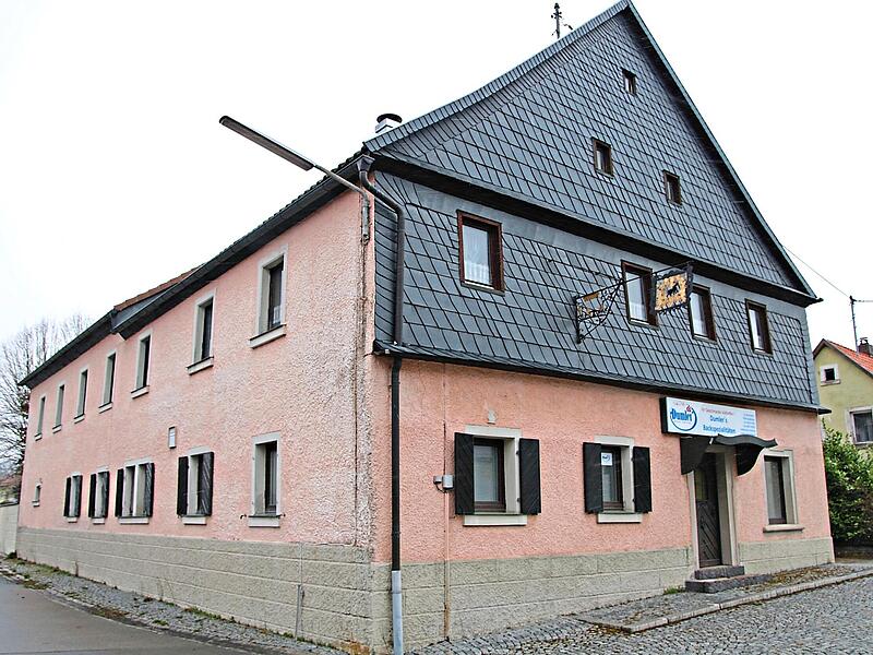 Das ehemalige Gasthaus &bdquo;Schwarzes Ross&ldquo; ist im Besitz der Gemeinde Rugendorf und sollte in seiner Substanz erhalten bleiben. Doch einen Bedarf daf&uuml;r gibt es eigentlich nicht.Klaus Klaschka
