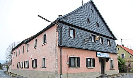 Das ehemalige Gasthaus „Schwarzes Ross“ ist im Besitz der Gemeinde Rugendorf und sollte in seiner Substanz erhalten bleiben. Doch einen Bedarf dafür gibt es eigentlich nicht.Klaus Klaschka Das ehemalige Gasthaus „Schwarzes Ross“ ist im Besitz der Gemeinde Rugendorf und sollte in seiner Substanz erhalten bleiben. Doch einen Bedarf dafür gibt es eigentlich nicht.Klaus Klaschka