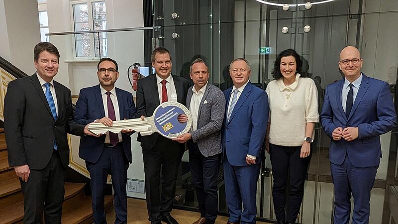 Schlüsselübergabe zur offiziellen Einweihung der LGL-Dienststelle Bad Kissingen mit (von links) Staatssekretär Sandro Kirchner (CSU), Gesundheitsminister Klaus Holetscheck (CSU), LGL-Präsident Christian Weidner, Umwelt- u. Verbraucherschutzministe... Schlüsselübergabe zur offiziellen Einweihung der LGL-Dienststelle Bad Kissingen mit (von links) Staatssekretär Sandro Kirchner (CSU), Gesundheitsminister Klaus Holetscheck (CSU), LGL-Präsident Christian Weidner, Umwelt- u. Verbraucherschutzministe...