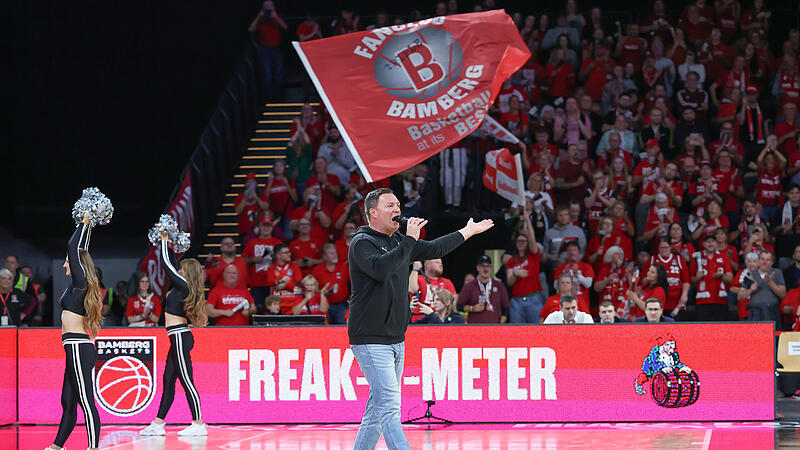 Hallensprecher Matthias "Stego" Steger animiert die Bamberger Fans w&auml;hrend des Pokalspiels gegen Ratiopharm Ulm.