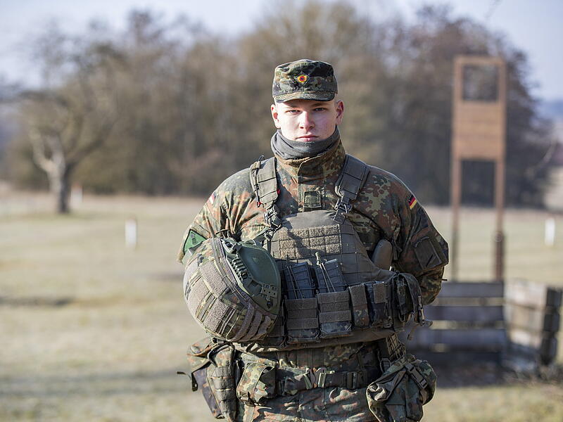 Rekrut Max führt bei der Bundeswehr die Familientradition weiter. Rekrut Max führt bei der Bundeswehr die Familientradition weiter.