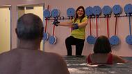 Therapeutin Silvia Poppe trainiert Patienten mit Fatigue-Syndrom im Schwimmbecken. Der Auftrieb im Wasser hilft den Betroffenen beim Bewegen. Therapeutin Silvia Poppe trainiert Patienten mit Fatigue-Syndrom im Schwimmbecken. Der Auftrieb im Wasser hilft den Betroffenen beim Bewegen.