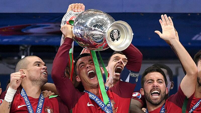 England oder Italien &ndash; gesucht ist der Nachfolger von Portugal und Christiano Ronaldo (mit Pokal).
