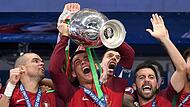 England oder Italien – gesucht ist der Nachfolger von Portugal und Christiano Ronaldo (mit Pokal).