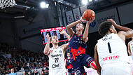 Richard Balint (mit Ball, gegen seinen künftigen Teamkollegen Moritz Krimmer) überzeugte im Januar beim Gastspiel von Basket Brünn in der Brose-Arena.