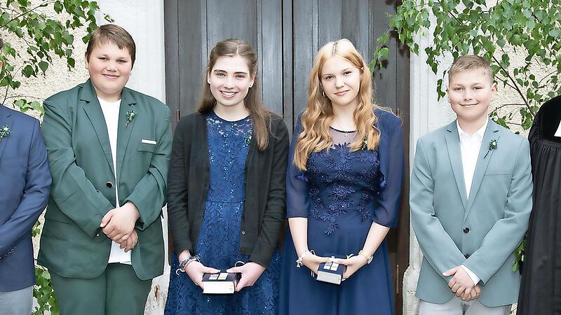 Jonathan Erl, Luca Missel, Lina P&ouml;tschke, Nele Tr&ouml;ger und Eliah Hain (von links) feierten mit Pfarrer Martin Stra&szlig; (rechts) in Guttenberg ihre Konfirmation.
