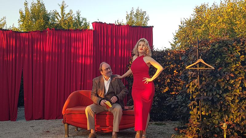 Nadine Burdinski als Marilyn Monroe. Mit auf der Bühne: ihr Mann Jan, der den Fränkischen Theatersommer mitgegründet hat.