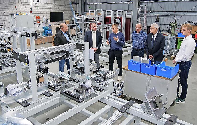 Modernste Technik, individuell umgesetzt: Martin Schmitz, Sebastian Straubel, Alexander Raps, J&uuml;rgen Kierst, G&uuml;nter Peinelt und Pascal Frank (von links) beim Rundgang durch die Firma Unimatic in Grub am Forst.