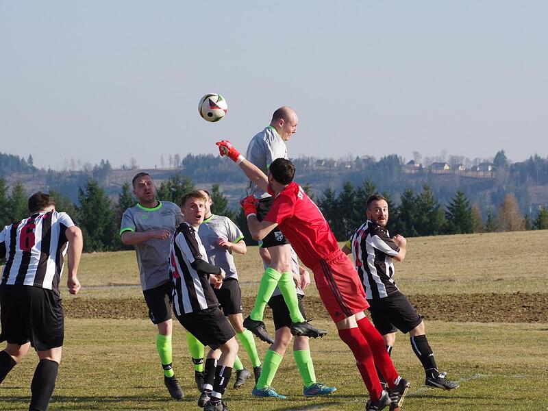 Mehrmals steht der G&auml;stetorh&uuml;ter der SG Ziegelerden, Dominik Vonberg, im Mittelpunkt. Mit starken Aktionen verhindert er gegen Nurn eine h&ouml;here Niederlage als das 1:3.