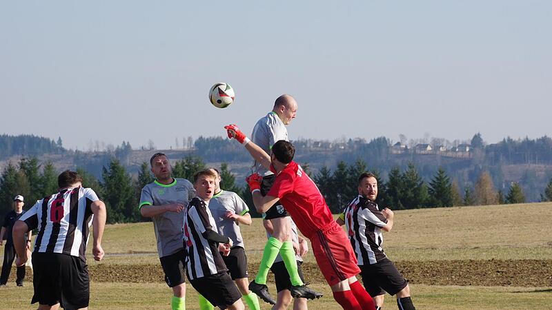 Mehrmals steht der G&auml;stetorh&uuml;ter der SG Ziegelerden, Dominik Vonberg, im Mittelpunkt. Mit starken Aktionen verhindert er gegen Nurn eine h&ouml;here Niederlage als das 1:3.