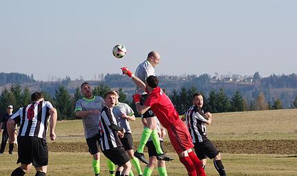 Mehrmals steht der G&auml;stetorh&uuml;ter der SG Ziegelerden, Dominik Vonberg, im Mittelpunkt. Mit starken Aktionen verhindert er gegen Nurn eine h&ouml;here Niederlage als das 1:3.