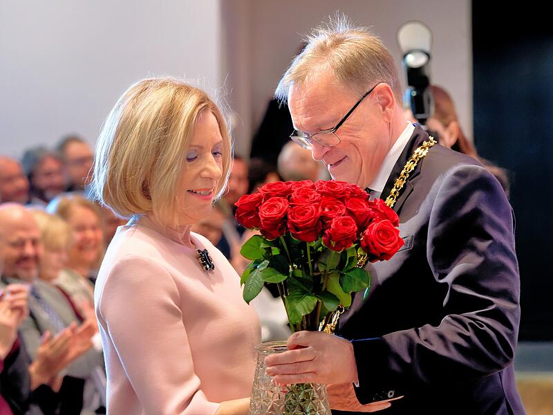Blumen f&uuml;r seine Frau: Andreas Starke dankte seiner Helen