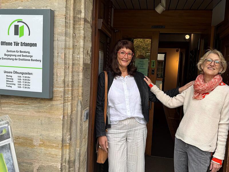 Beratung Die Tür der „Offenen Beratung" in Erlangen steht offen für Ratsuchende. Monika Schmid (links) und Petra Breyer bieten als ehrenamtliche Mitarbeiterinnen Gespräche an - ohne Anmeldung, anonym und kostenlos.