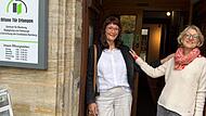 Die T&uuml;r der &bdquo;Offenen Beratung" in Erlangen steht offen f&uuml;r Ratsuchende. Monika Schmid (links) und Petra Breyer bieten als ehrenamtliche Mitarbeiterinnen Gespr&auml;che an - ohne Anmeldung, anonym und kostenlos.