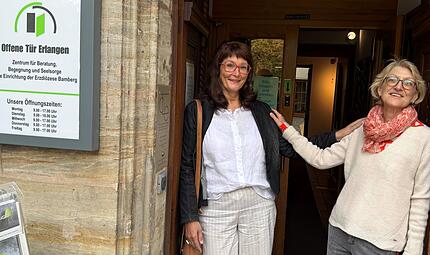 Die T&uuml;r der &bdquo;Offenen Beratung" in Erlangen steht offen f&uuml;r Ratsuchende. Monika Schmid (links) und Petra Breyer bieten als ehrenamtliche Mitarbeiterinnen Gespr&auml;che an - ohne Anmeldung, anonym und kostenlos.