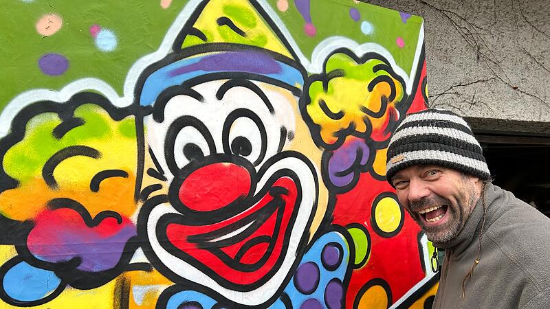 Voller Einsatz f&uuml;r den Coburger Gaudiwurm: Der Sprayer und Bastler Alex ist auch in diesem Jahr wieder f&uuml;r den Bau zahlreicher Umzugswagen zust&auml;ndig.