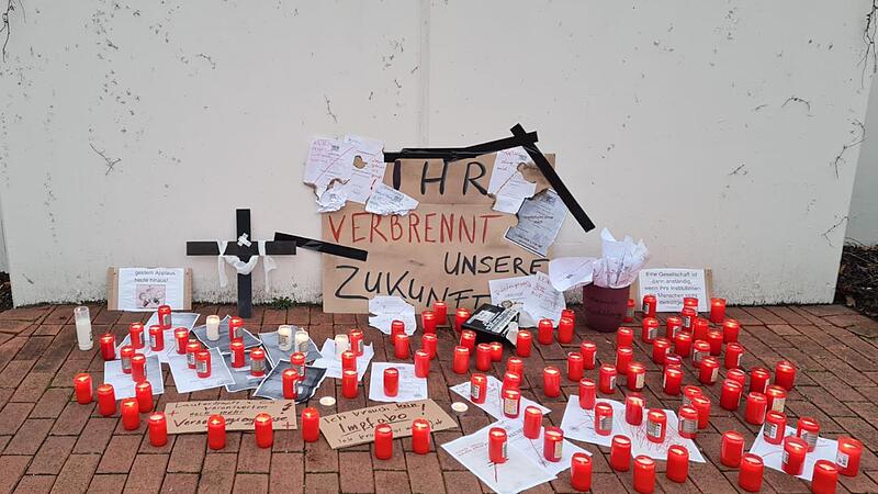 Mit Grablichtern und Schildern protestierten ungeimpfte Mitarbeiter vor dem Klinikum Bamberg. Mit Grablichtern und Schildern protestierten ungeimpfte Mitarbeiter vor dem Klinikum Bamberg.