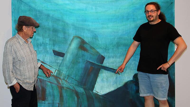 Eine Ausstellung mit Druckgrafik, Malerei und Tuschen von Tobias Katzenberger (rechts) wird am Freitag im Deutschordensschloss er&ouml;ffnet. Eine Einf&uuml;hrung gibt Georg Seifried vom Museumsverein (links). Wohl das markanteste sehr gro&szlig;formatige Bild is...