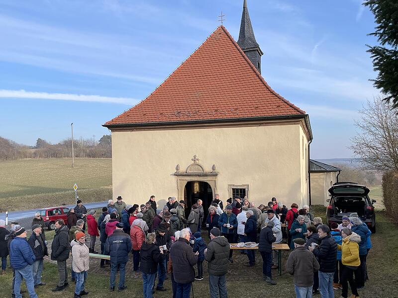 Nach der Andacht gab es ein Beisammensein der rund 100 Gläubigen vor der Sulzthaler Kreuzkapelle. Nach der Andacht gab es ein Beisammensein der rund 100 Gläubigen vor der Sulzthaler Kreuzkapelle.