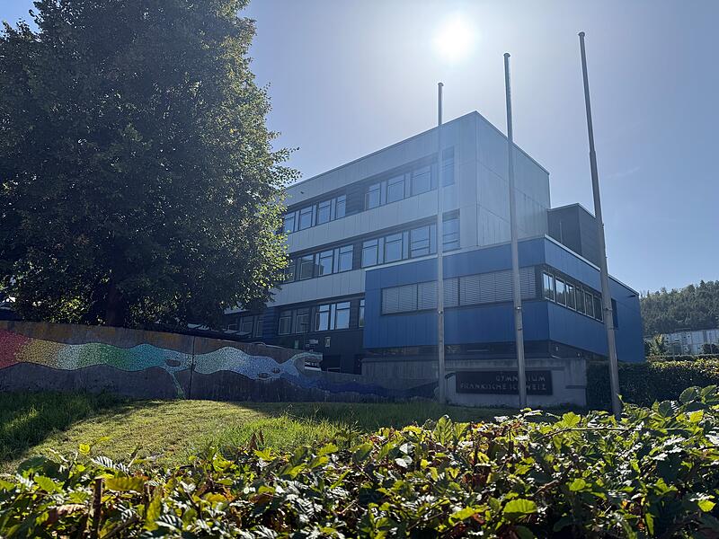 Das Gymnasium Fränkische Schweiz in Ebermannstadt hat derzeit mit einem schweren Wasserschaden zu kämpfen. Das hat auch Auswirkungen auf den Schulstart.Forchheim & Fränkische Schweiz Das Gymnasium Fränkische Schweiz in Ebermannstadt hat derzeit mit einem schweren Wasserschaden zu kämpfen. Das hat auch Auswirkungen auf den Schulstart.