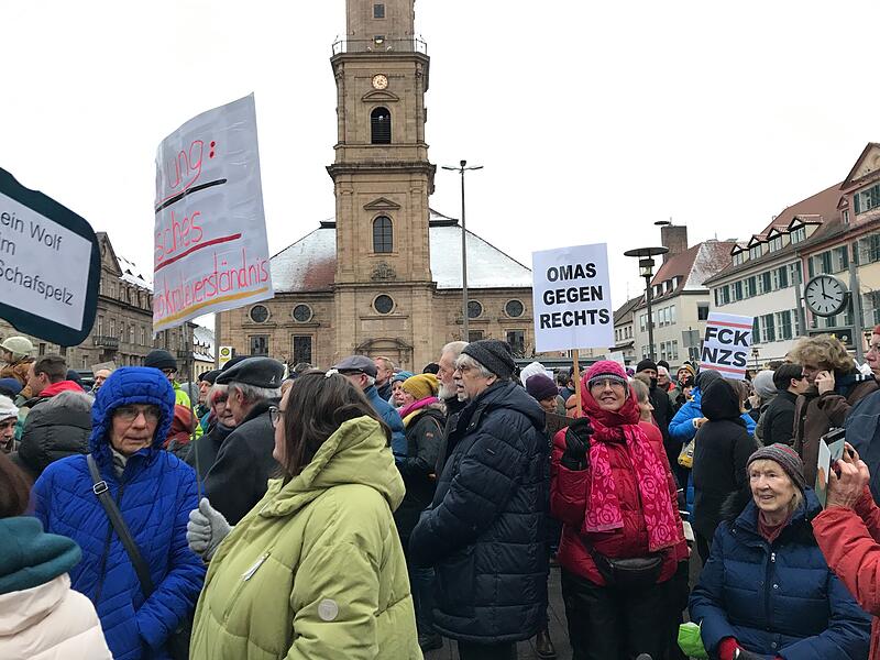Bilder von der Demonstration gegen Rechtsextremismus in Erlangen mit 5000 Teilnehmern auf dem Hugenottenplatz.