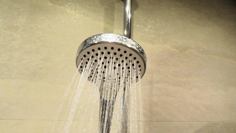 Noch kann das Wasser nach Chlor riechen. UV-Licht macht Chemie bald &uuml;berfl&uuml;ssig.