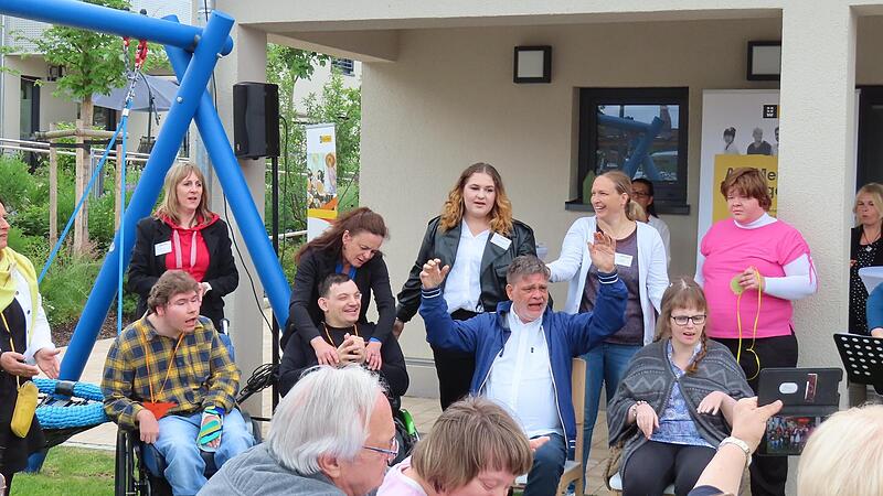 Ein ganz besonderes &bdquo;Vater unser&ldquo; ist mit Gesten, Gitarre und Geb&auml;rden abgehalten worden.