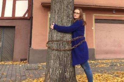 Lisa Badum hatte sich im Oktober an eine der Linden gekettet.Forchheim & Fränkische Schweiz