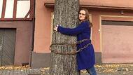 Lisa Badum hatte sich im Oktober an eine der Linden gekettet.Forchheim & Fränkische Schweiz
