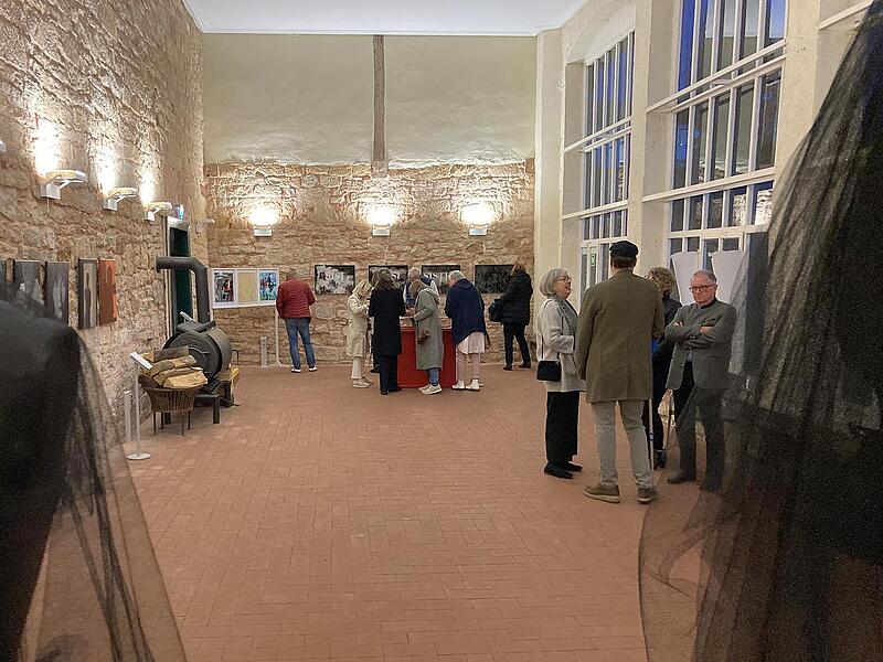 Die Ausstellung vereint Exponate, Zeitzeugnisse, pers&ouml;nliche Gegenst&auml;nde der Kaiserin und ein Buch &uuml;ber Sisi.
