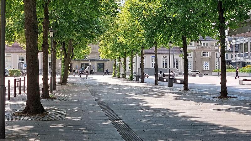 Gehen und sitzen im Schatten: Die Allee in der Coburger Bahnofstra&szlig;e.