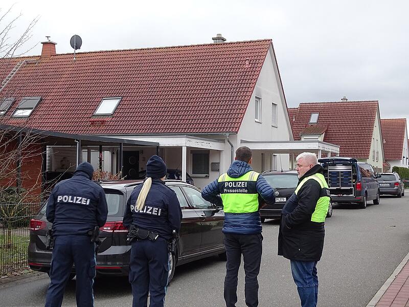 Drama in WeisendorfFamiliendrama in Weisendorf: Bilder zeigen die Ermittler vor Ort