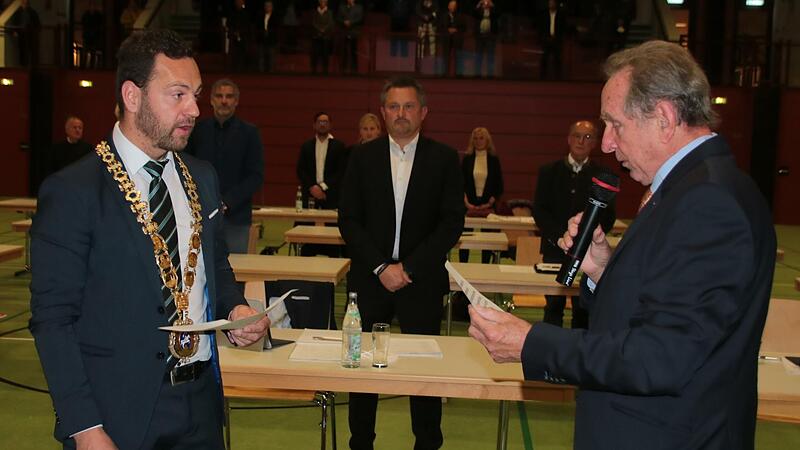 Walter Mackert (rechts) nahm als dienst&auml;ltestes Stadtratsmitglied dem neuen B&uuml;rgermeister Mario Sch&ouml;nwald den Diensteid ab.