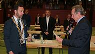 Walter Mackert (rechts) nahm als dienstältestes Stadtratsmitglied dem neuen Bürgermeister Mario Schönwald den Diensteid ab.