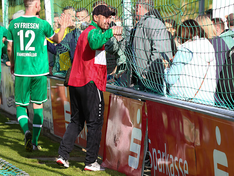 Friesens Trainer Frederic Martin (mit Kappe) ist mt der Entwicklung seines Bezirksligateams sehr zufrieden.stieg. Friesens Trainer Frederic Martin (mit Kappe) ist mt der Entwicklung seines Bezirksligateams sehr zufrieden.
