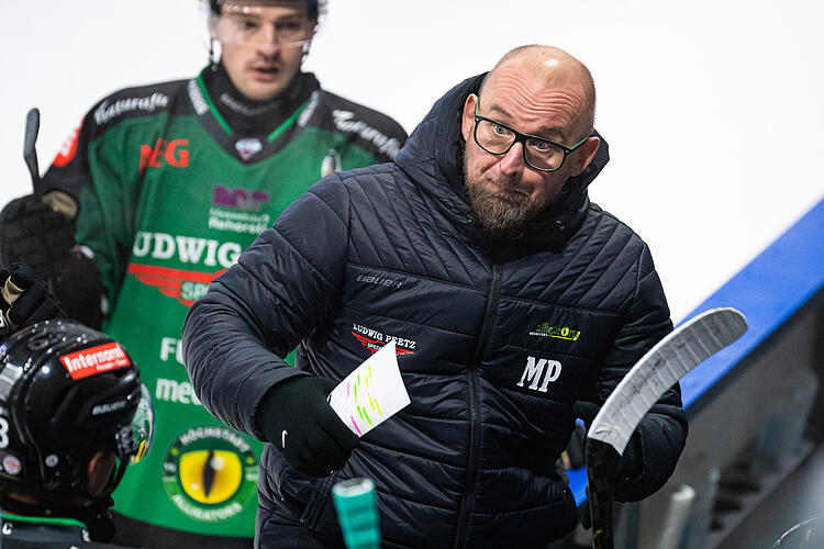Im Winter trainiert er die Höchstadt Alligators, doch im Sommer hat Morgan Persson ganz andere Aufgaben: Er öffnet und schließt Gewahrsamszellen.