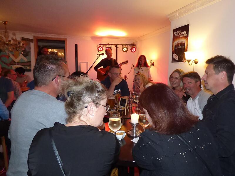 Im „Frizzla“ herrscht familiäre Atmosphäre beim Auftritt der Band. Rechts: Gemeinderat und Polizeihauptkommissar Frank Krasser.Forchheim & Fränkische Schweiz Im „Frizzla“ herrscht familiäre Atmosphäre beim Auftritt der Band. Rechts: Gemeinderat und Polizeihauptkommissar Frank Krasser.Forchheim & Fränkische Schweiz