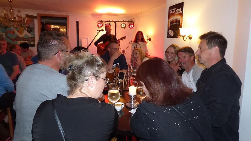 Im „Frizzla“ herrscht familiäre Atmosphäre beim Auftritt der Band. Rechts: Gemeinderat und Polizeihauptkommissar Frank Krasser.Forchheim & Fränkische Schweiz