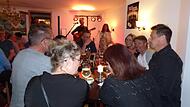 Im „Frizzla“ herrscht familiäre Atmosphäre beim Auftritt der Band. Rechts: Gemeinderat und Polizeihauptkommissar Frank Krasser.Forchheim & Fränkische Schweiz