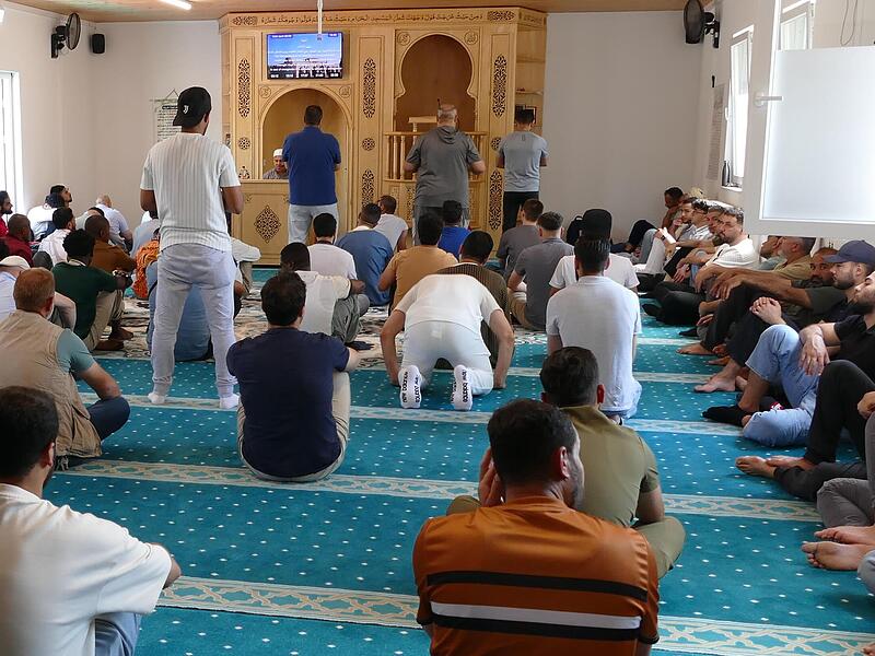 Zum Freitagsgebet mit Feier des 25. Vereinsjubil&auml;ums kamen arabische Muslime in ihre Moschee an der Geisfelder Stra&szlig;e.